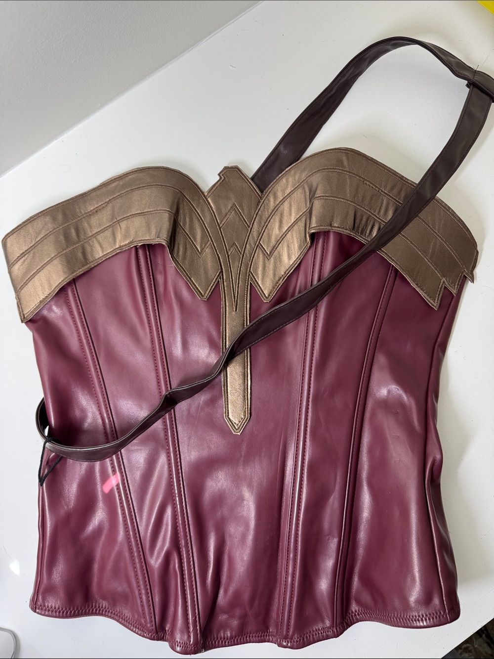 DC Comics Wonder Woman Halloween costume. S.
